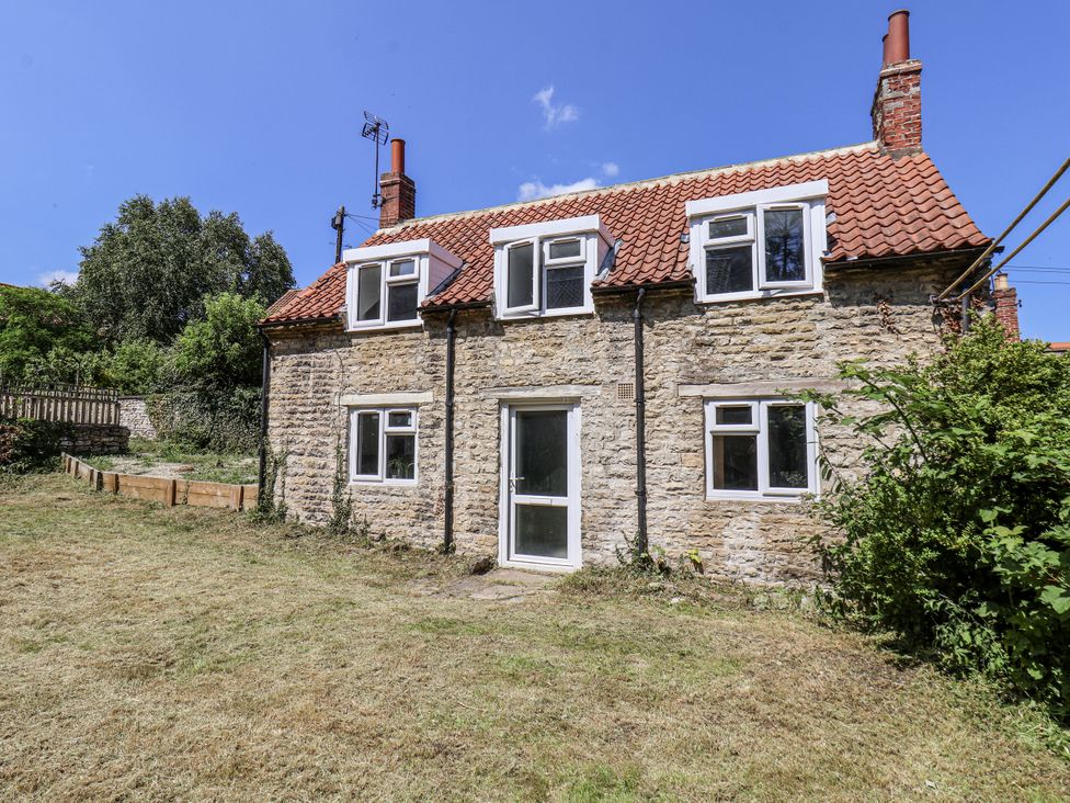 An exterior view of a cottage with a garden at Hemdin Cottage in Thornton Dale