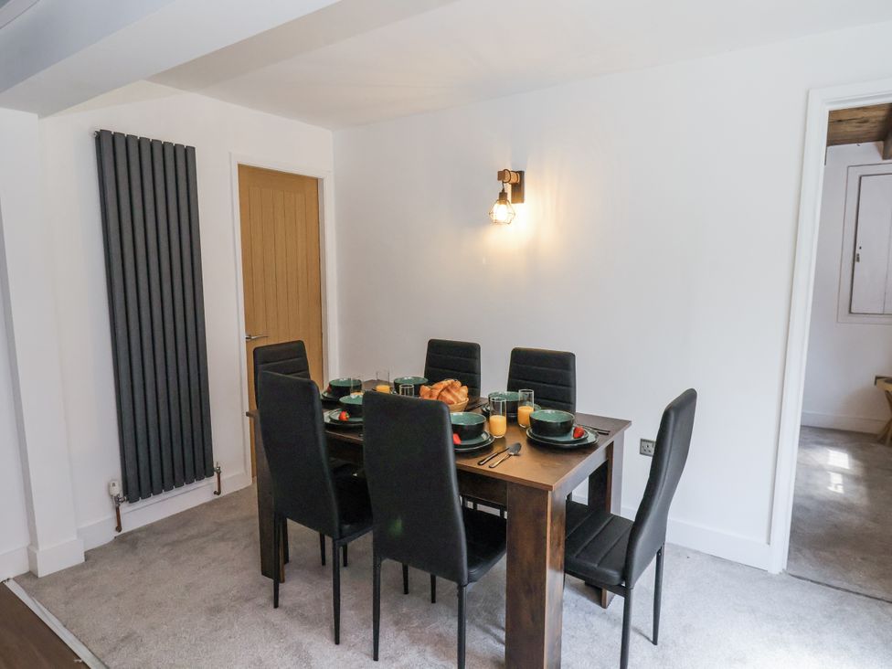 A dining room with a table and chairs at Hemdin Cottage in Thornton Dale
