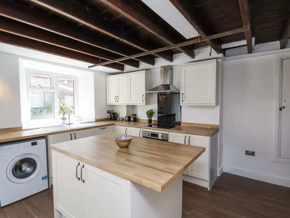 A kitchen with cabinets and appliances at Hemdin Cottage in Thornton Dale
