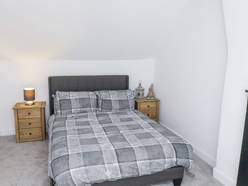 A bedroom with a bed and bedside tables at Hemdin Cottage in Thornton Dale