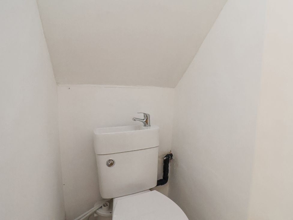 A toilet and sink in a bathroom at Hemdin Cottage in Thornton Dale