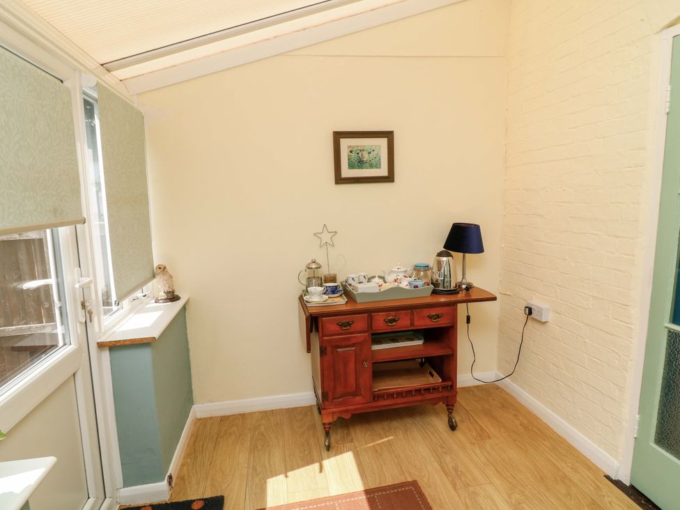 A conservatory with a table and kettle at 37 East Lane in Mansfield