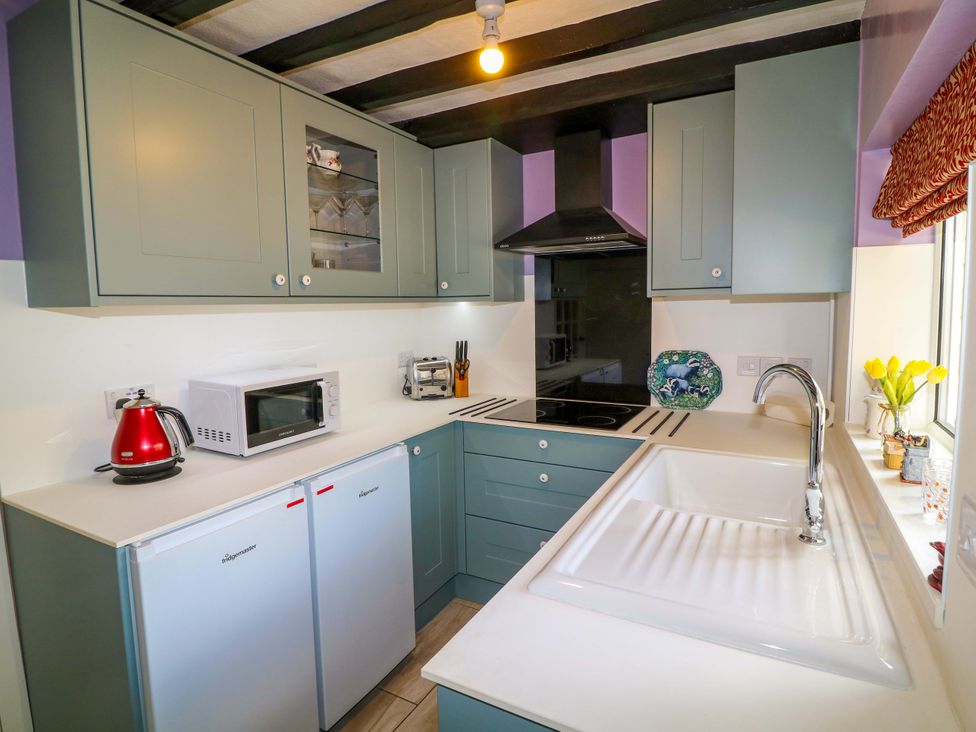 A kitchen with modern appliances at 37 East Lane Mansfield