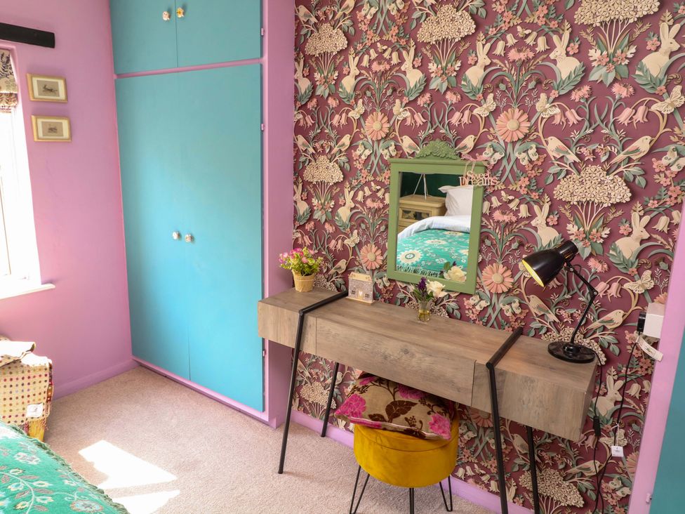 A bedroom with a desk and lamp at 37 East Lane in Mansfield
