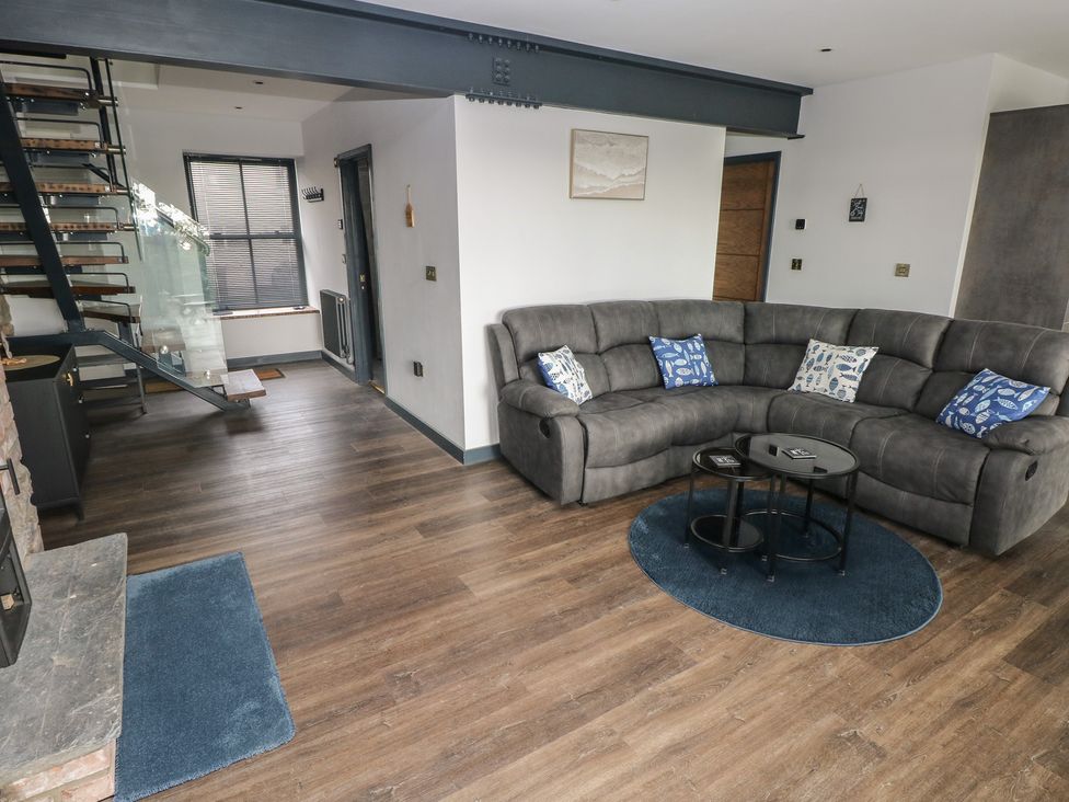 A living room with a sofa and a coffee table at 10 Brython Place Tackley