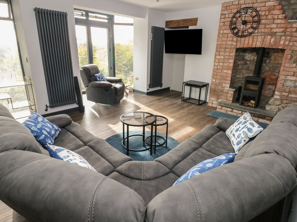 A living room with a sofa and a coffee table at 10 Brython Place in Tackley