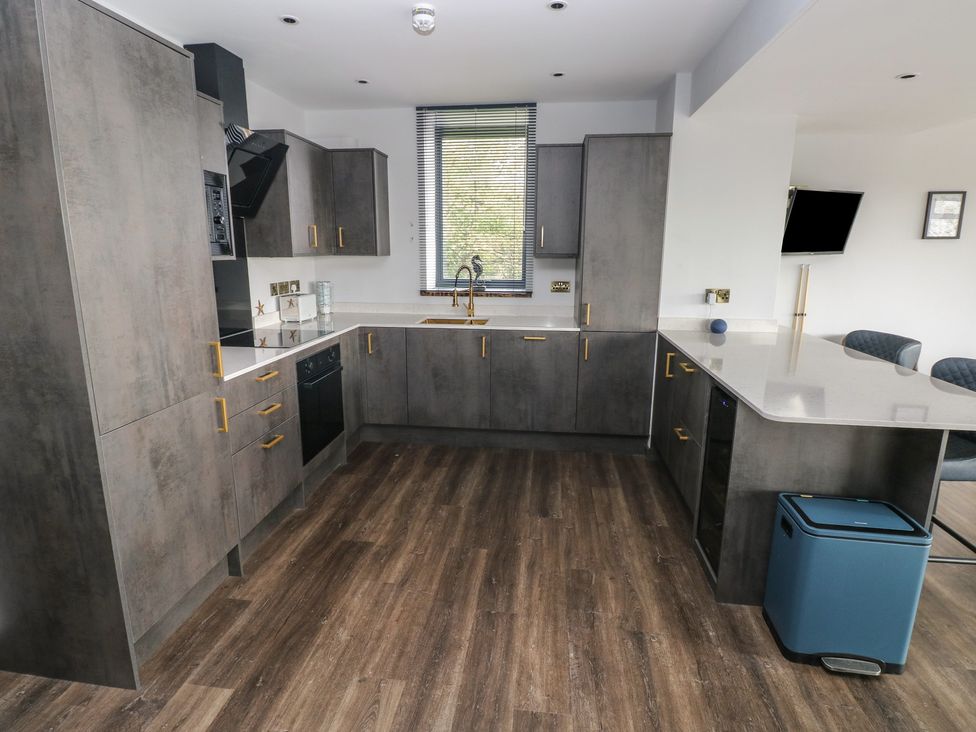 A kitchen with cabinets and appliances at 10 Brython Place Tackley