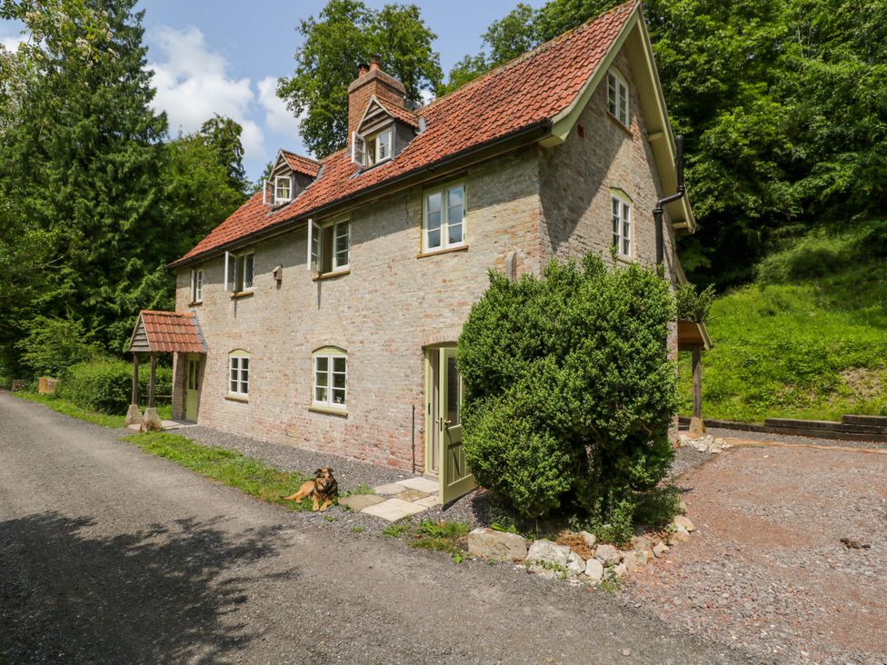 A house with a driveway and garden at Keepers Cottage in Devizes