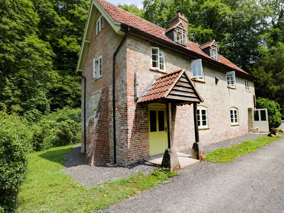 A house with a pathway and garden at Keepers Cottage in Devizes