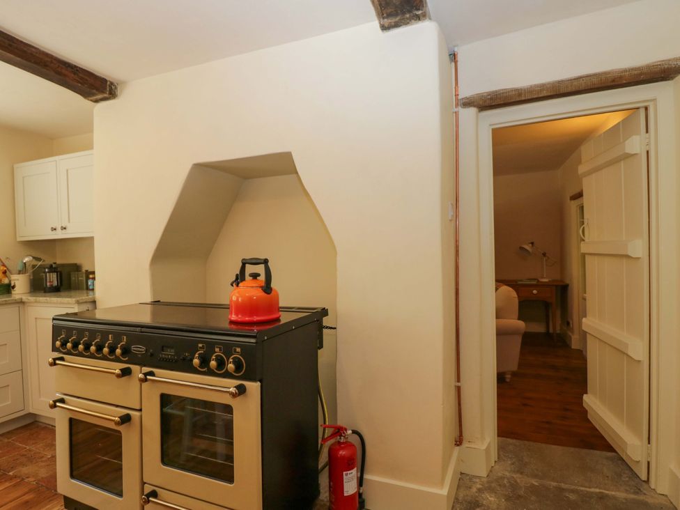 A kitchen with an oven and a kettle at Keepers Cottage Devizes