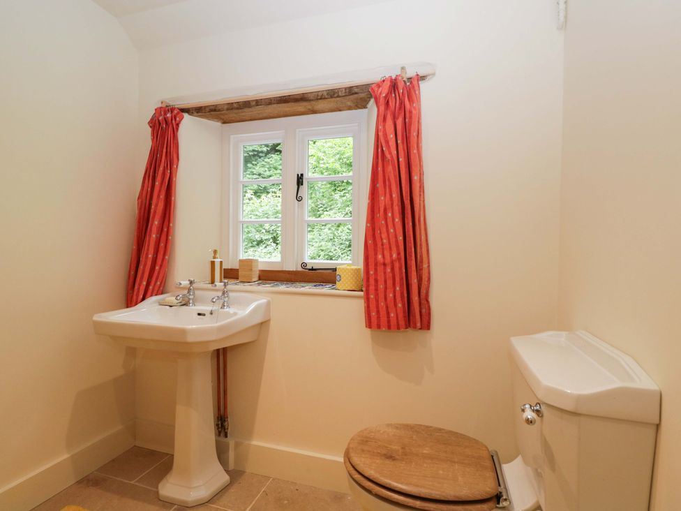 A bathroom with a sink and toilet at Keepers Cottage in Devizes