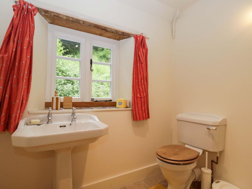 A bathroom with a sink and toilet at Keepers Cottage in Devizes