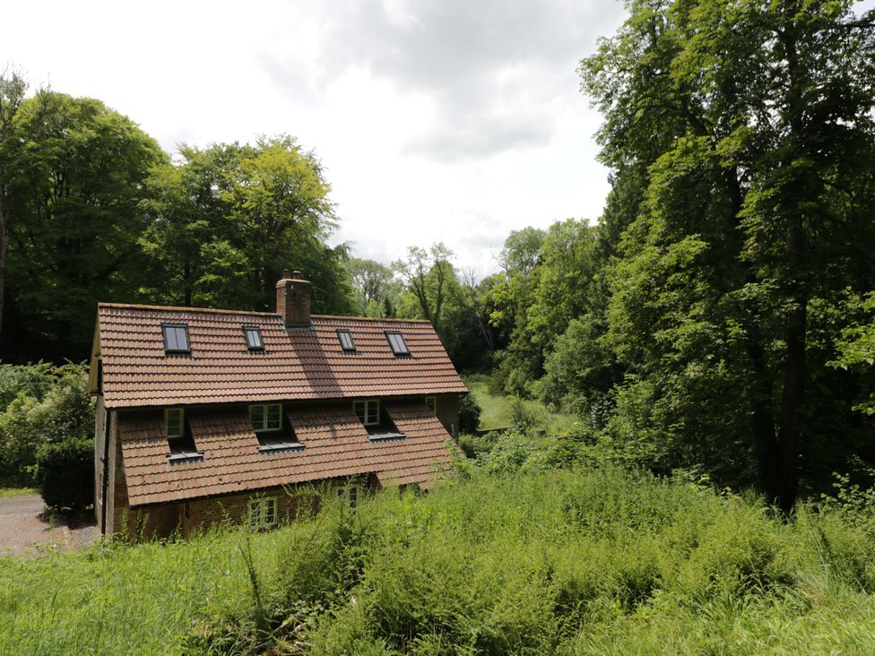 A house surrounded by trees and greenery at Keepers Cottage in Devizes