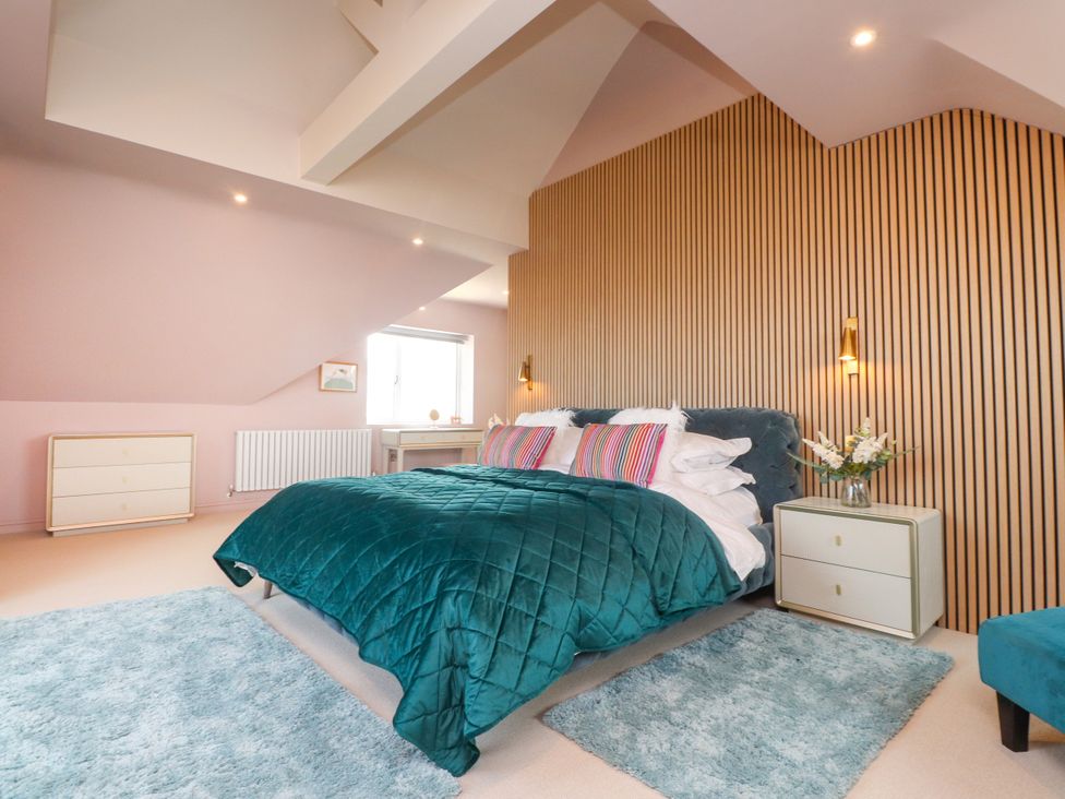 A bedroom with a bed and bedside tables at Ardwyn in Rhosneigr