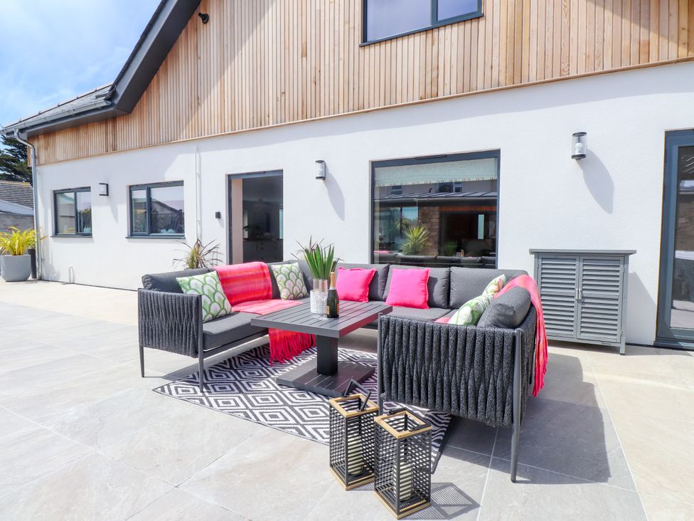 An outdoor seating area with a table and chairs at Ardwyn in Rhosneigr