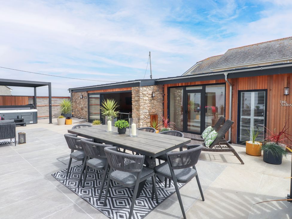 An outdoor dining area with a table and chairs at Ardwyn Rhosneigr