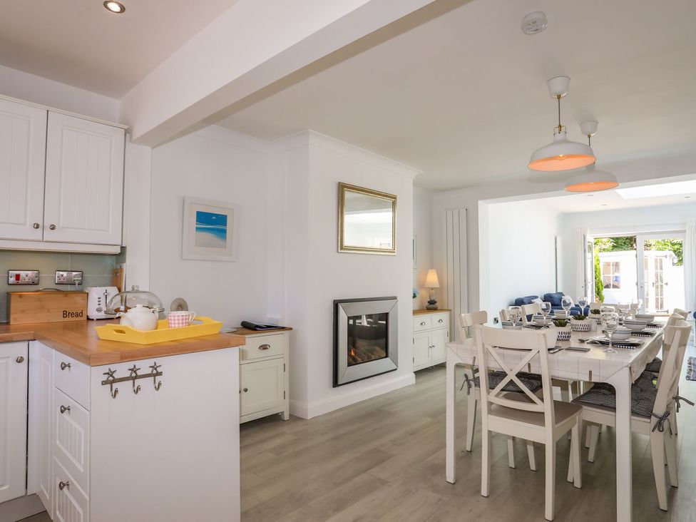 A dining room with a table and chairs at 15 Llwyn Gwalch Estate Pwllheli