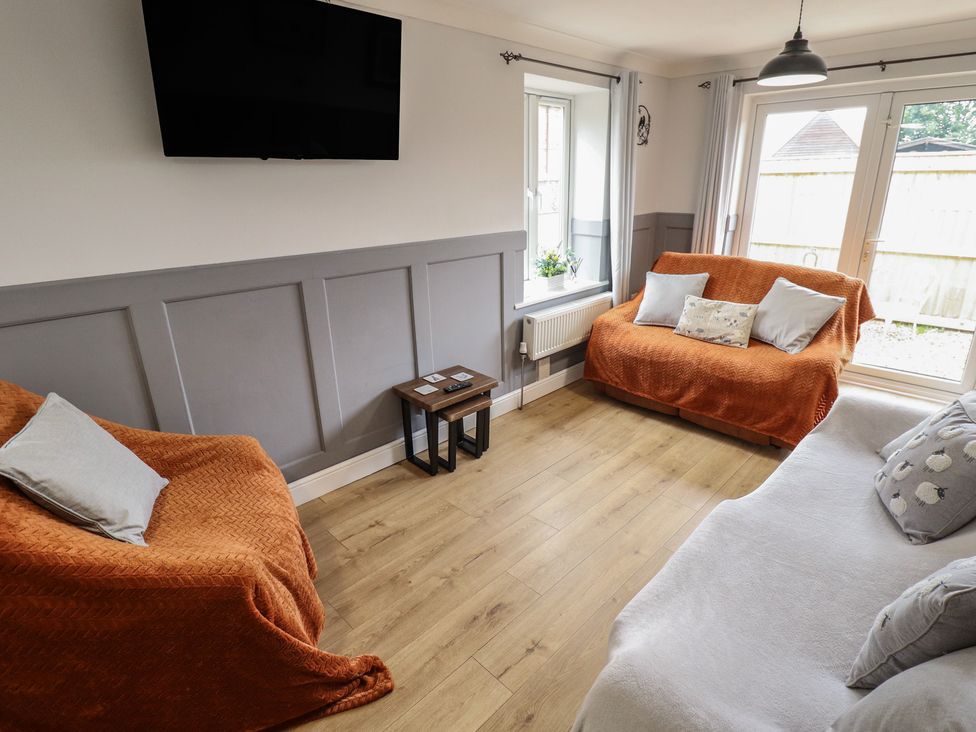 A living room with two sofas and a coffee table at Southfields Annex Little Carlton near Louth