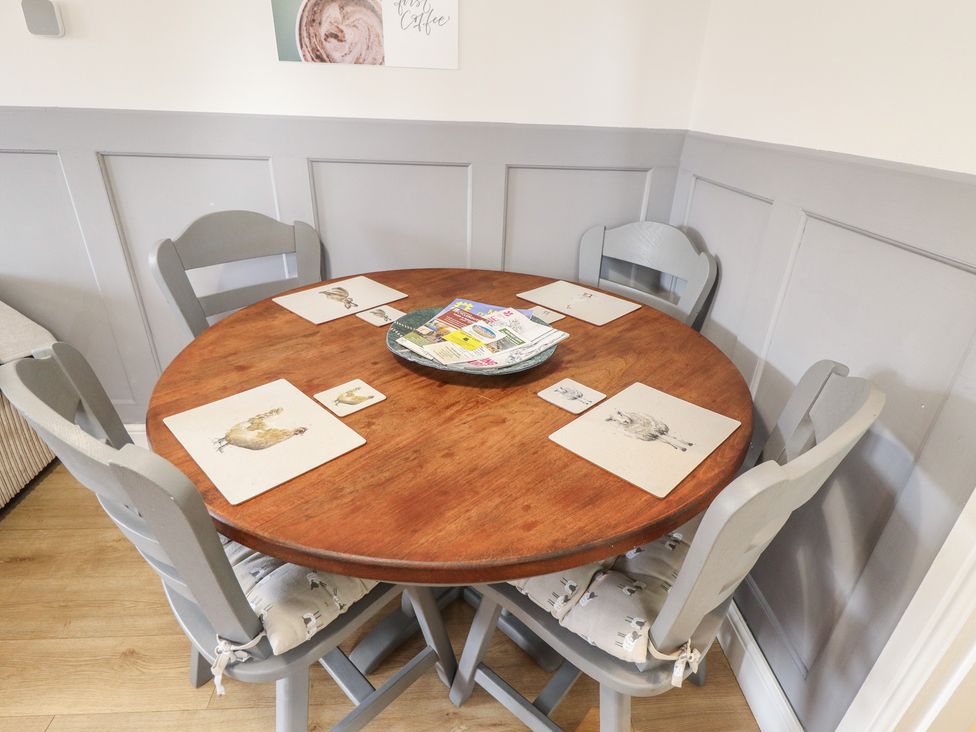 A dining room with a round table and four chairs at Southfields Annex Little Carlton near Louth