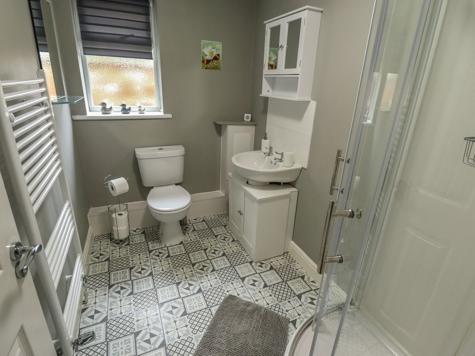 A bathroom with a sink and toilet at Southfields Annex in Little Carlton near Louth
