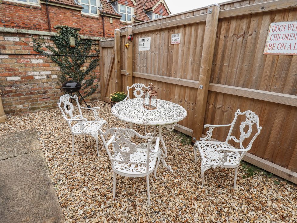 A garden with a table and chairs at Southfields Annex in Little Carlton near Louth