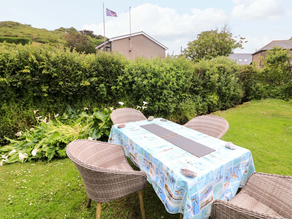 A garden with a table and chairs at 1 The Square Hope Cove