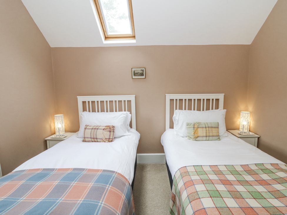 A bedroom with two beds and lamps at Waun Yscir Merthyr Cynog near Brecon