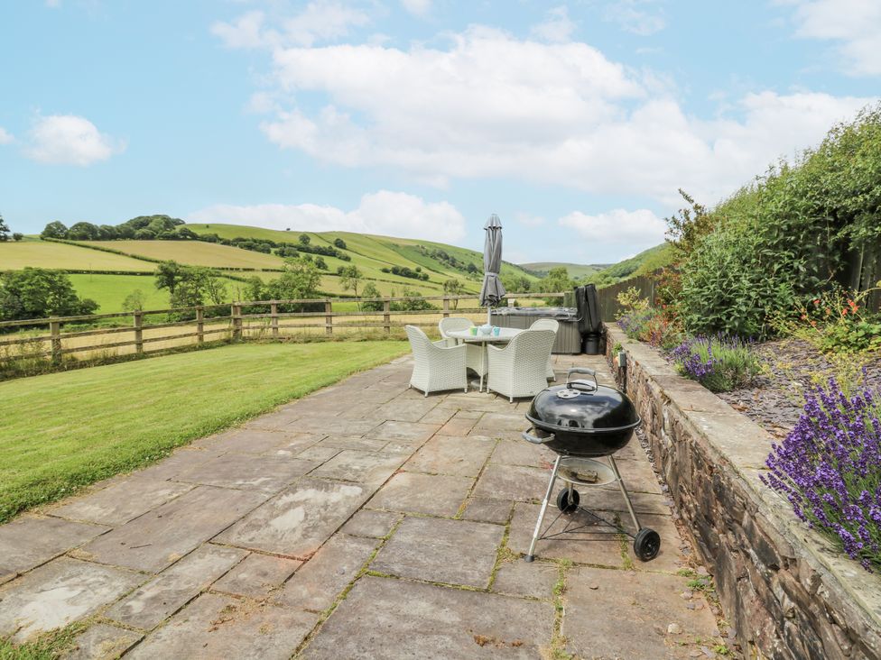 A garden with seating and barbecue grill at Waun Yscir in Merthyr Cynog near Brecon
