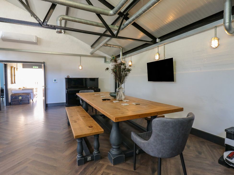 A dining room with a table and chairs at The Old Workshop Wormshill near Harrietsham