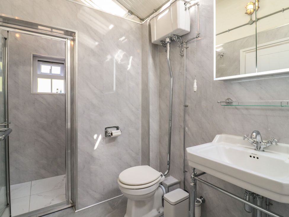 A bathroom with a shower, toilet, and sink at The Old Workshop in Wormshill near Harrietsham