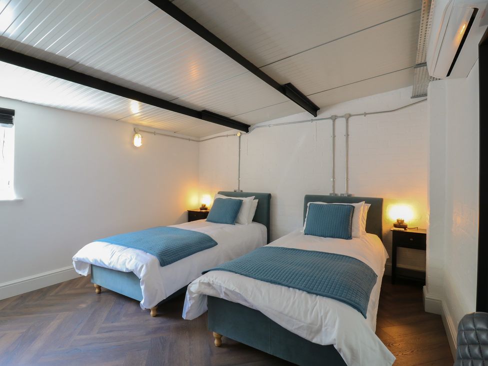 A bedroom with two single beds at The Old Workshop in Wormshill near Harrietsham