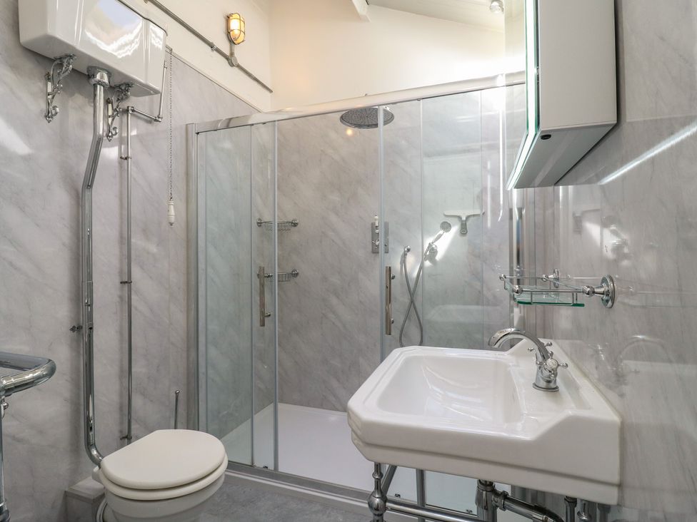 A bathroom with a shower, toilet, and sink at The Old Workshop in Wormshill near Harrietsham