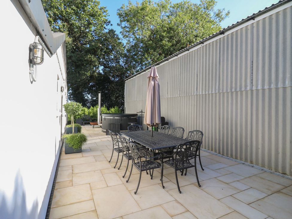 An outdoor seating area with a table and chairs at The Old Workshop Wormshill near Harrietsham