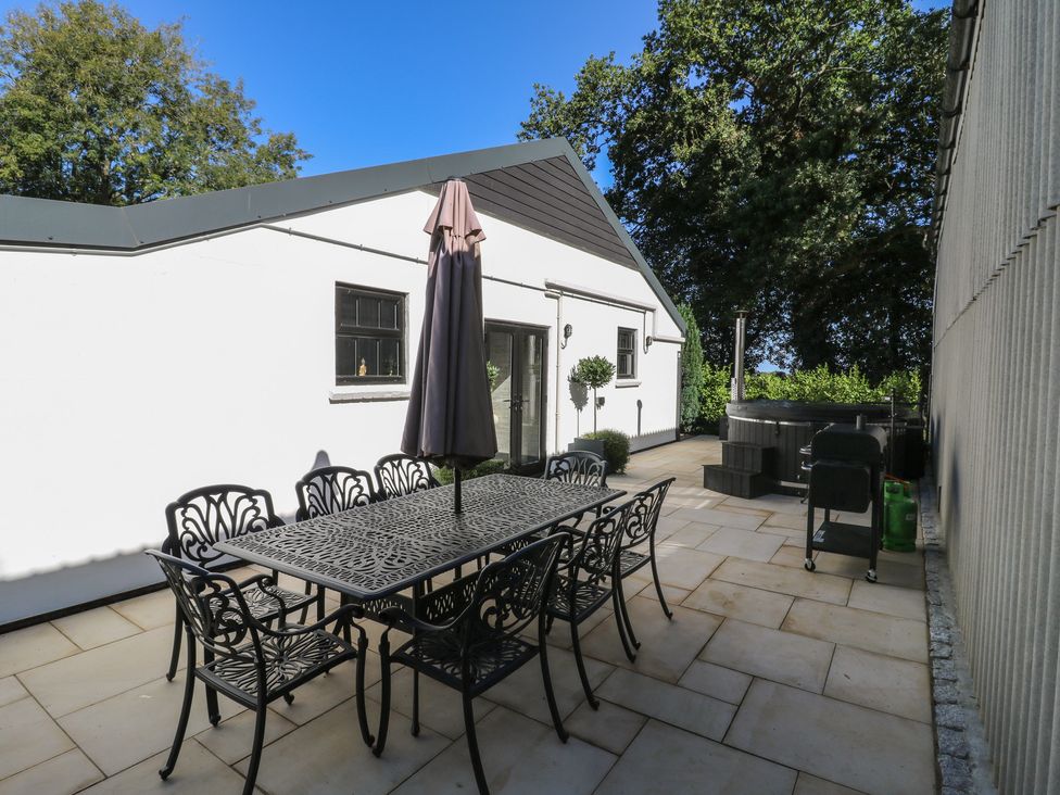 An outdoor dining area with a table and chairs at The Old Workshop in Wormshill near Harrietsham