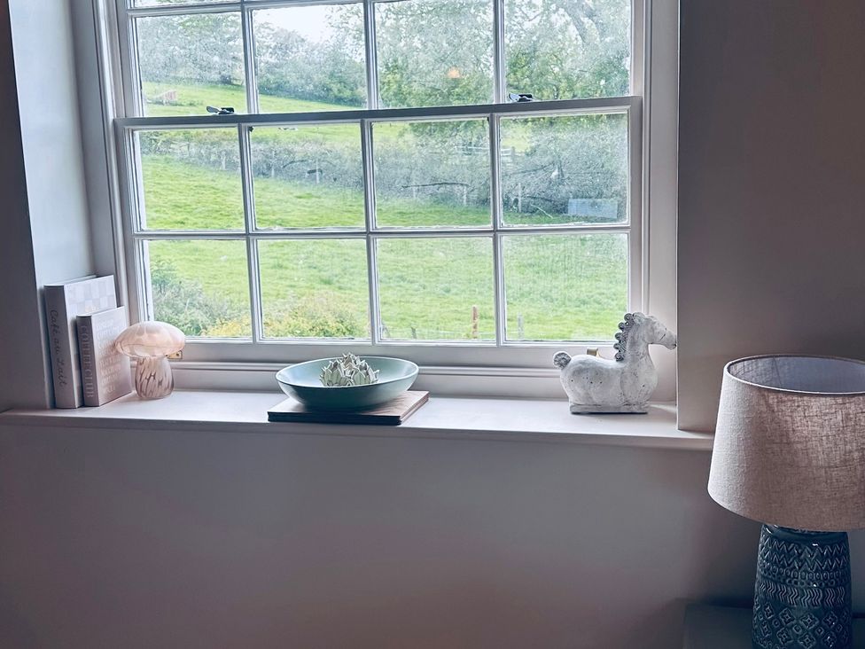 A window ledge with a mushroom decoration and a decorative horse at Farnah House Barn in Duffield