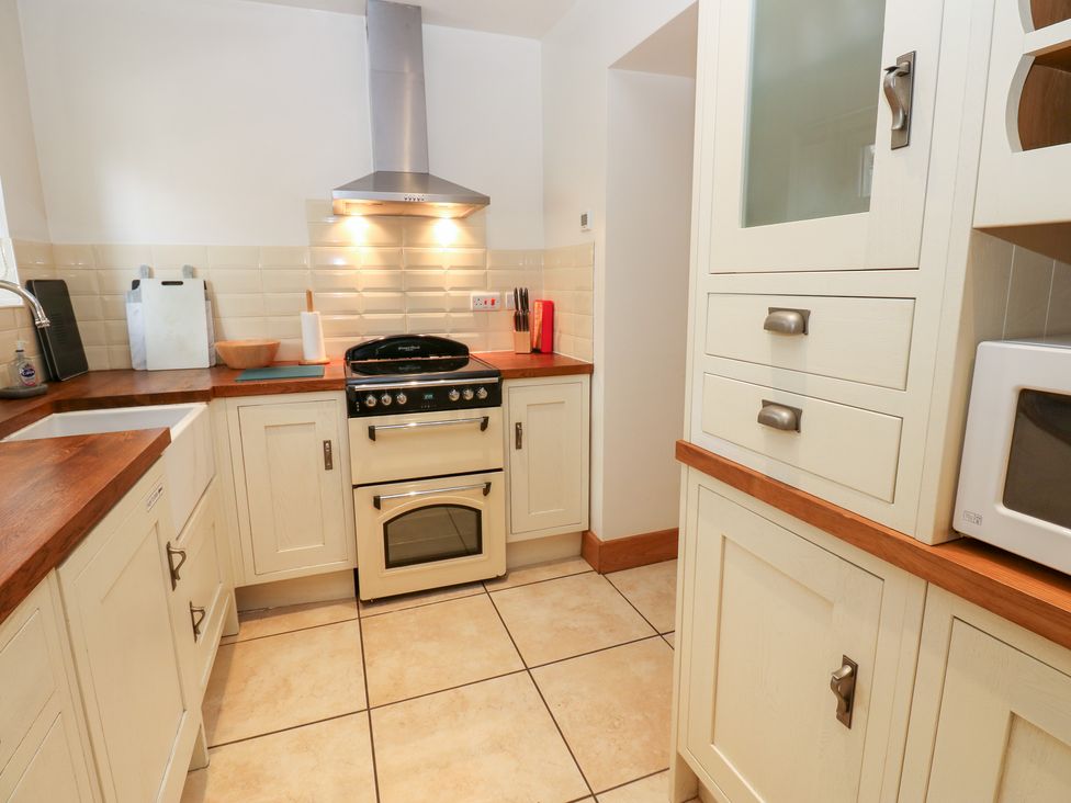 A kitchen with cabinets and appliances at Bridge House