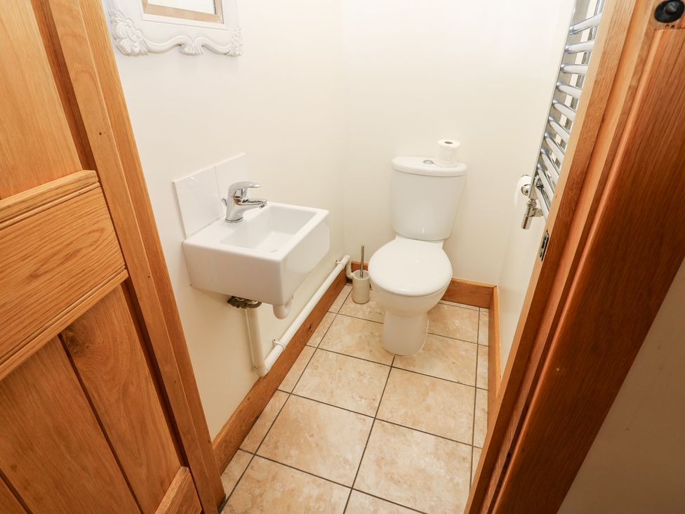 A bathroom with a sink and toilet at Bridge House 