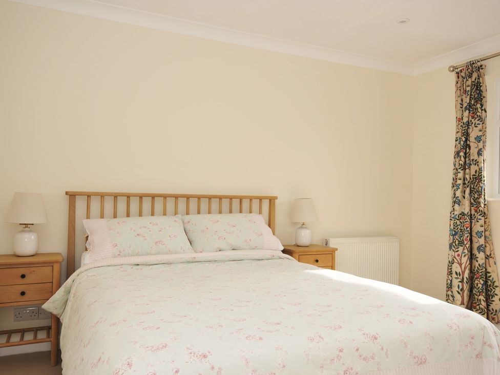 A bedroom with a bed and bedside tables at 42 Little Trelyn in Wadebridge