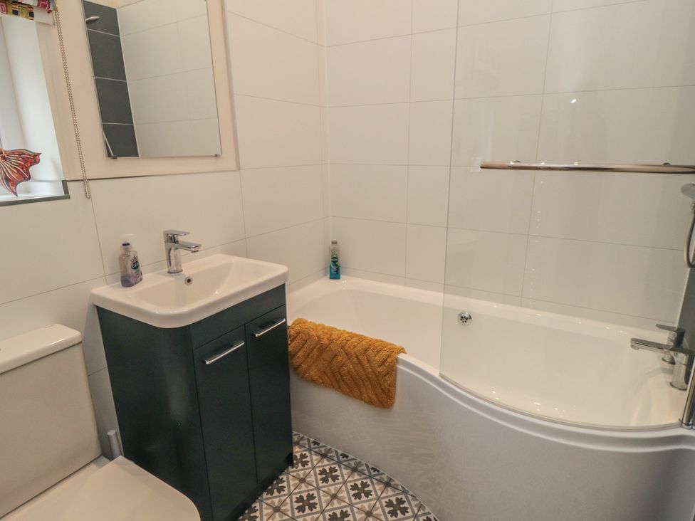 A bathroom with a bathtub, sink, and toilet at Iveridge, Sandsend