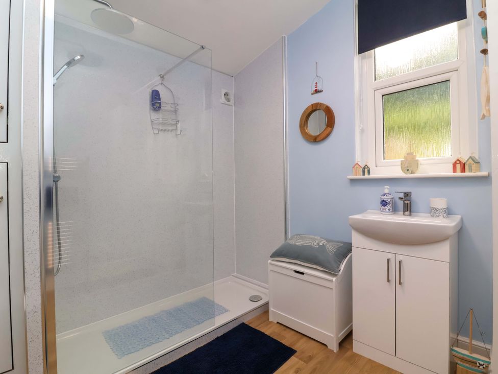 A bathroom with a shower and washbasin at Zide the Zea in Hele Bay, Ilfracombe