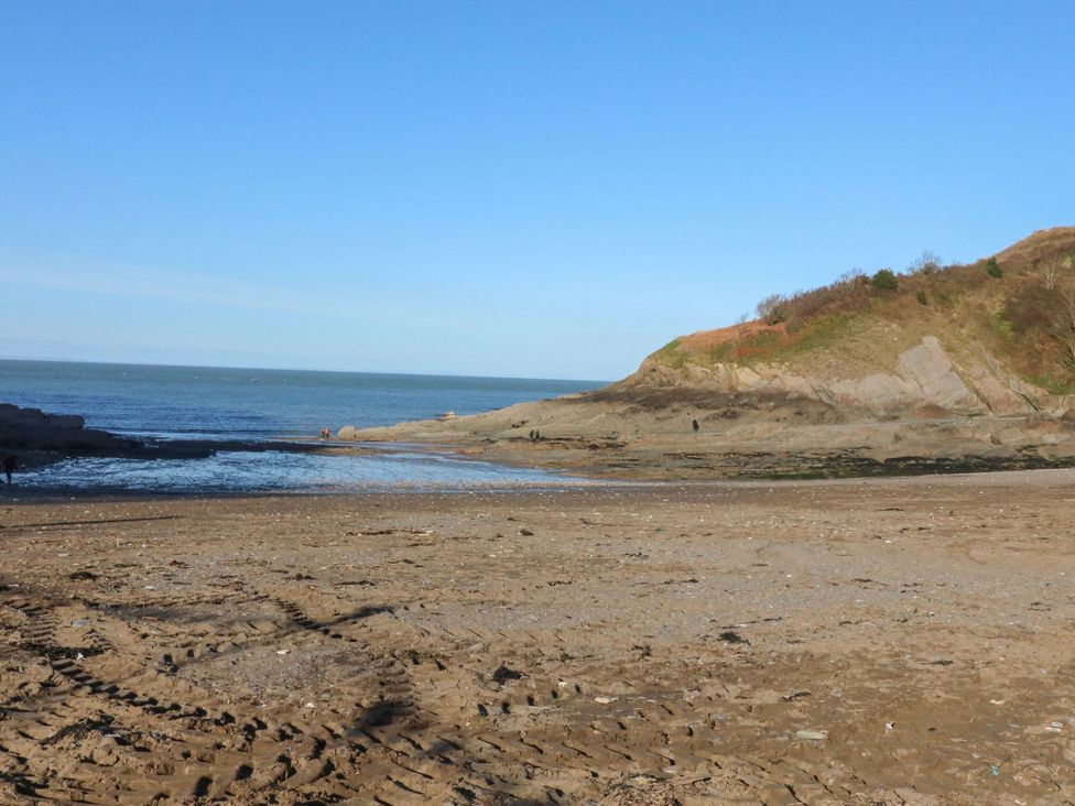A beach with rocks and a hill at Zide the Zea Hele Bay, Ilfracombe