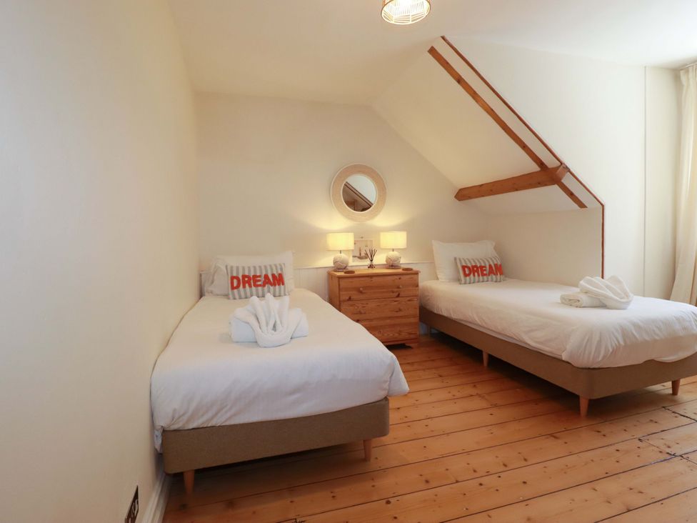 A bedroom with two single beds at Harbour House in Looe