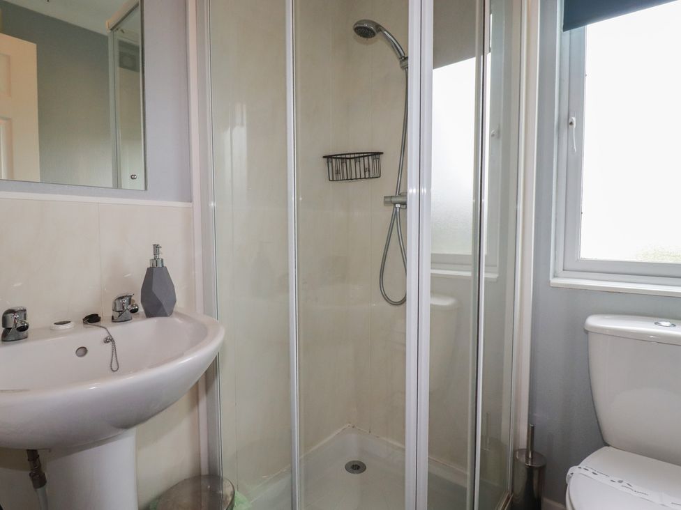 A bathroom with shower, sink, and toilet at Lodge 9 - Lamorna near St Merryn