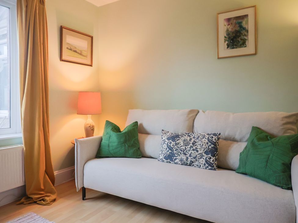 A living room with a sofa and lamp at 20 Lym Close