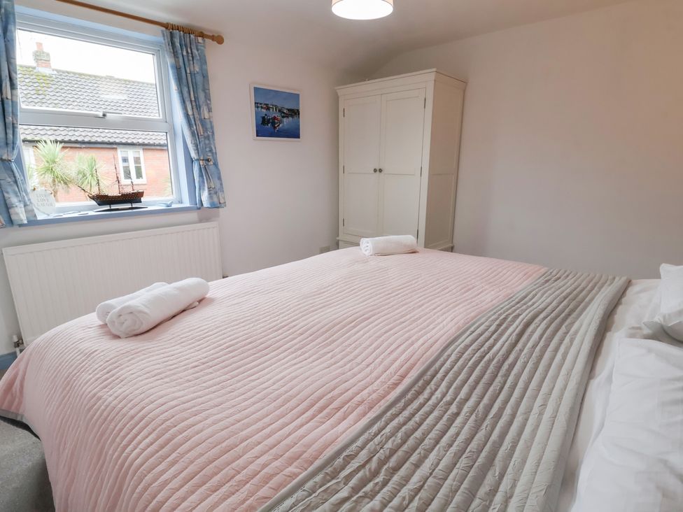 A bedroom with a bed and wardrobe at Deben Road in Woodbridge