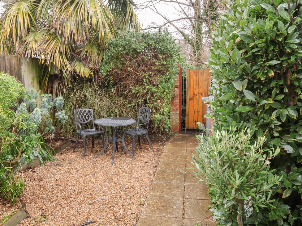 A garden with a table and chairs at Deben Road in Woodbridge