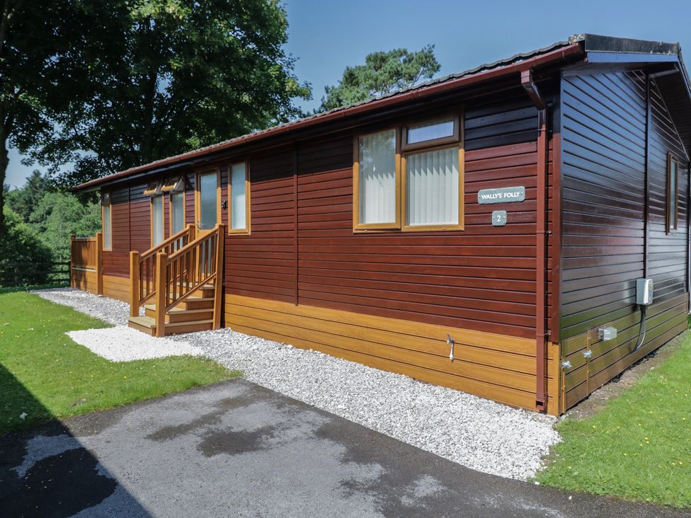 An outdoor view of a cabin with steps and a pathway at Wally's Folly near Limefitt Park
