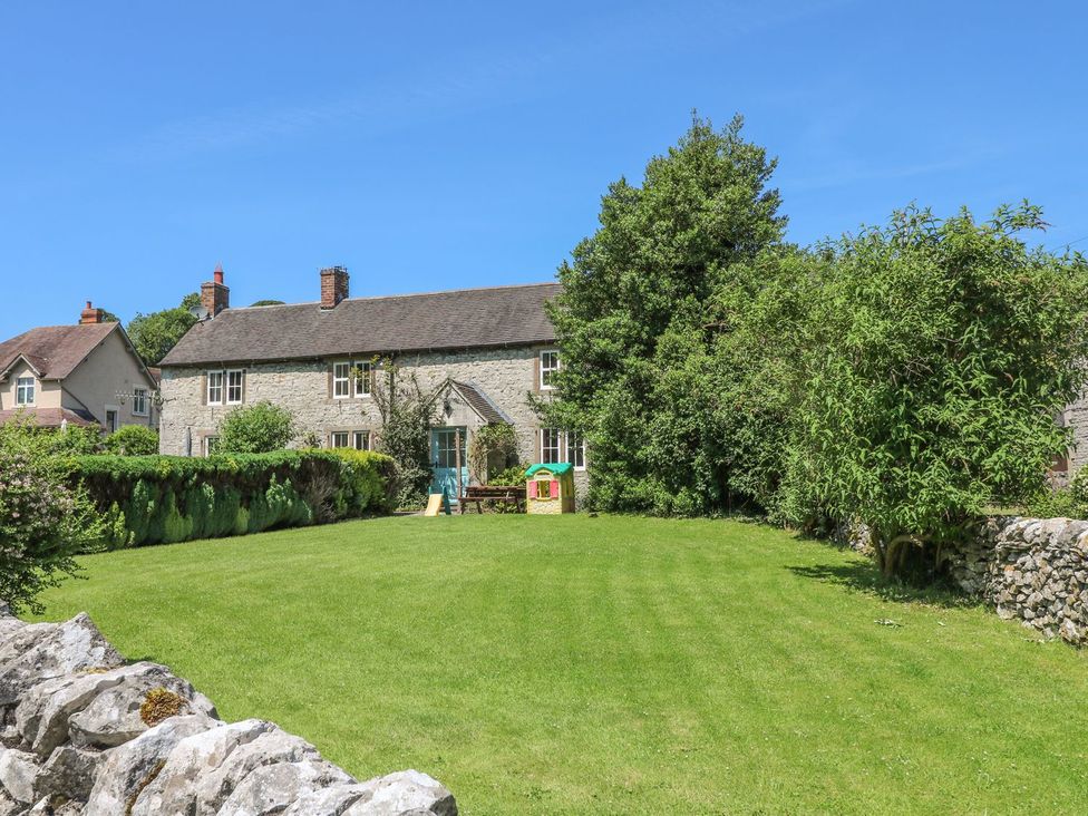 A house with a garden and playhouse at Orchard View in Ashbourne