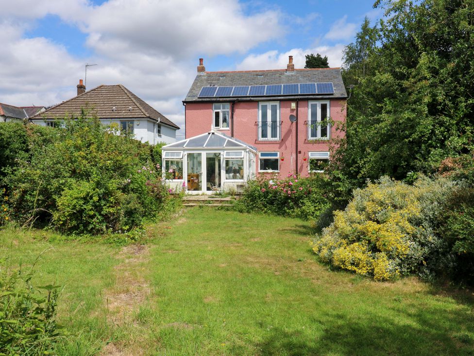 A house with a garden and conservatory at Hillside in High Wycombe