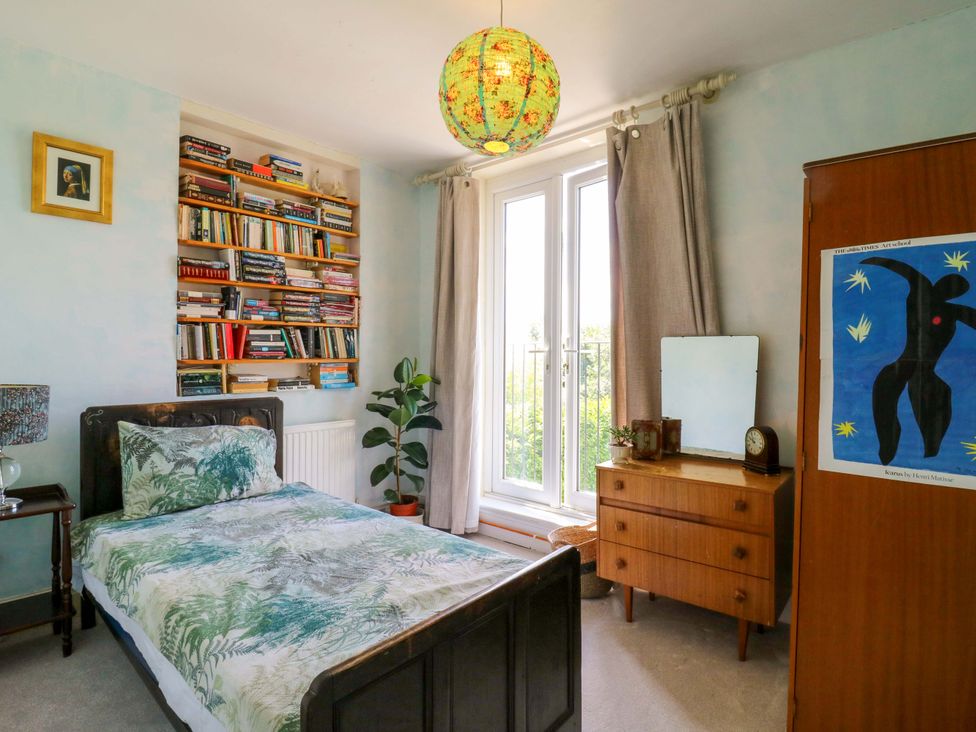 A bedroom featuring a bed and bookshelf at Hillside in High Wycombe